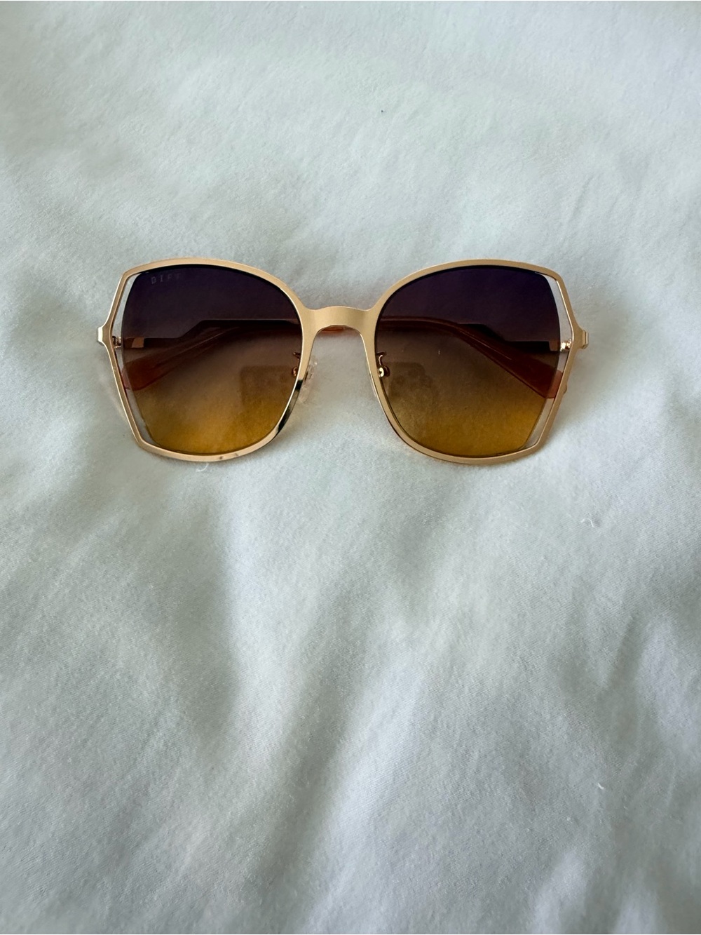Diff Sunglasses Gold rimmed with rose arms